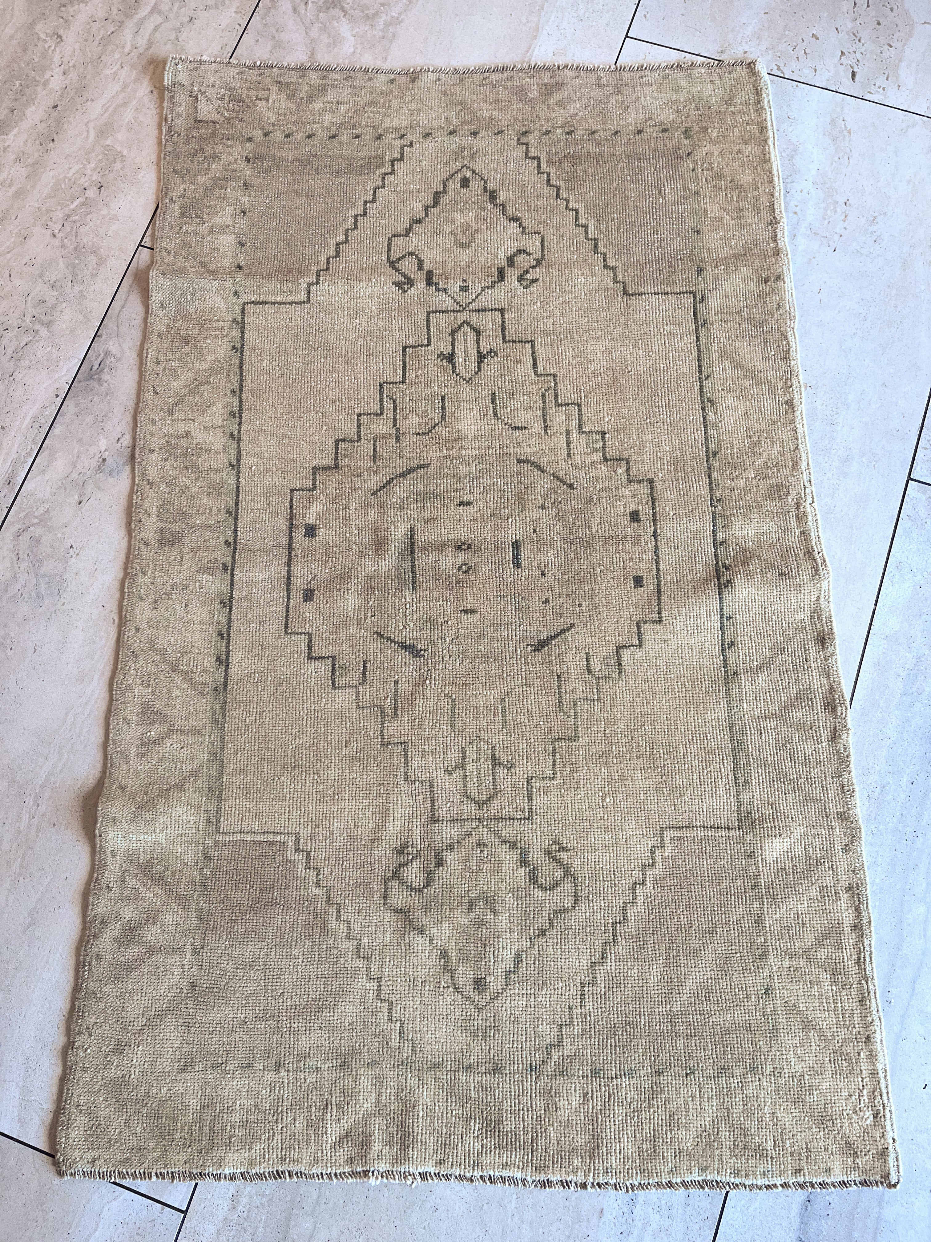 #116 Vintage Turkish Rug 2'5"x4’